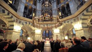 <p>Bis auf den letzten Platz gefüllt sind die Gottesdienste und Veranstaltungen im Rahmen der Heiligtumsfahrt. In diesem Jahr werden bis zu 100.000 Pilger erwartet.</p>