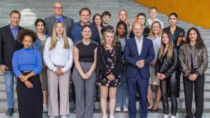 <p>Schüler und Lehrer des RSI gemeinsam mit Bundeskanzler Olaf Scholz</p>
