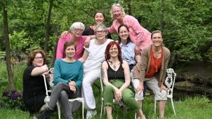 <p>Tabitha van Aefferden, Kerstin Brenmöhl (hinten von links), Marianne Brege, Maria Elsishans, Sabrina Kaut (Mitte von links), Carmen Backes, Joelle Ramakers, Isabelle Cappaert und Kathrin Zöll (vorne von links). Christine Kirschfink und Konstanze Keller sowie die Moderatorin Anja Göbel, die nicht auf dem Foto sind, vervollständigen das Team.</p>