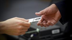 <p>Auch in der DG werden die rechtlichen Rahmenbedingungen im Hinblick auf die Gemeindewahlen im nächsten Jahr abgeändert. Allerdings betrifft das Ganze in erster Linie technische Neuregelungen.</p>