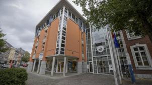 <p>Die sogenannte zweite Pensionssäule gibt es weder im Ministerium der Deutschsprachigen Gemeinschaft (Bild) noch in den Einrichtungen öffentlichen Interesses für die vertraglichen Mitarbeiter. Das hat Ministerpräsident Oliver Paasch im Parlament deutlich gemacht. Der Grund: Es gibt mehr Nach- als Vorteile.</p>