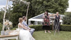 <p>Dieses Hochzeitspaar gibt sich vor Judith Albaum (rechts) und seinen Freunden das Jawort.</p>