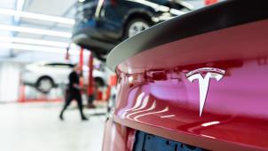 <p>Das Logo des Fahrzeugherstellers Tesla ist auf einem Tesla in einem Tesla Service Center in Frankfurt zu sehen.</p>
