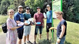 <p>Geschafft! Die erste Aachener Disc-Golf-Anlage am Kronenberg ist eröffnet. Freude darüber bei (von links) Lena Hackenbruch, Jens Deussen, Gregor Meurers, Martin und Felix Spiller und Marlin Kneer.</p>