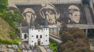 <p>An einer Staumauer im luxemburgischen Vianden prangt das jüngste monumentale Werk des Künstlers Klaus Dauven.</p>