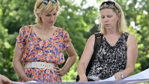 <p>Bürgermeisterin Claudia Niessen (r.) erklärt der Ministerin die Pläne am Scheiblerplatz.</p>