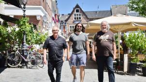 <p>Der städtische Veranstaltungsmanager Rainer Beck (v.l.n.r.), Chris Kukulis vom Musikbunker-Aachen e.V. und Projektleiter Lars Templin präsentierten in einem Pressegespräch am Hof das Programm des Aachener Stadtglühens 2023.</p>