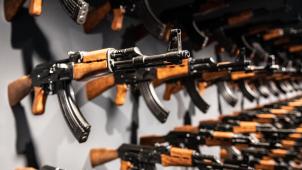 <p>Kalaschnikow ist die verbreitete Bezeichnung einer Reihe von sowjetisch-russischen Sturm- und Maschinengewehren, die auf dem Urmodell AK basieren.</p>