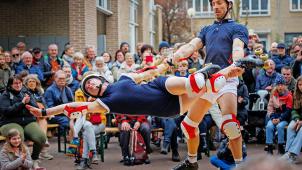 <p>„Les Panineurs“ agieren nicht auf Kufen, sondern machen waghalsige Akrobatik auf Rollschuhen.</p>