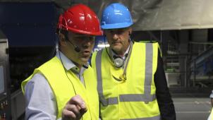 <p>Claudy Lejeune (l.) und Pascal Arimont beim Rundgang durch das Sortierzentrum</p>