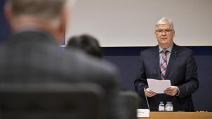 <p>Parlamentspräsident Charles Servaty stellte die Neuerungen vor. Foto: David Hagemann</p>