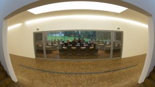 <p>Blick auf den Eingang zum Plenarsaal im Parlament der DG: Wie weit sollen die Unvereinbarkeiten gehen, die mit der Ausübung eines Mandates dort verbunden sind?</p>