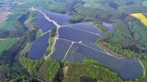 <p>In Karlhausen, nahe der deutsch-luxemburgischen Grenze, befindet sich eine große PV-Freiflächenanlage.</p>