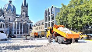 <p>Das fachliche Team des Aachener Stadtbezirks leistete beim Aufbau ganze Arbeit: 150 Tonnen Sand mussten in den riesigen Kasten gebracht und verteilt werden.</p>