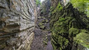 <p>Ein Blick auf eine Felsformation in der Wolfsschlucht im Müllerthal</p>