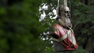 <p>Eine beschmierte Büste von König Leopold II wird in Gent abmontiert.</p>
