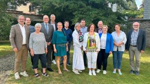 <p>Die Mitglieder des Verwaltungsrates der neuen Einrichtung mit Ministerin Lydia Klinkenberg (ProDG) (6.v.l)</p>