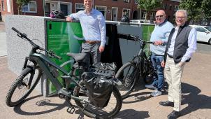 <p>Toni Weis, Eupens Mobilitätsschöffe Michael Scholl und Henning Frank (v.l.) haben am Donnerstag die neuen Fahrradgaragen vorgestellt.</p>