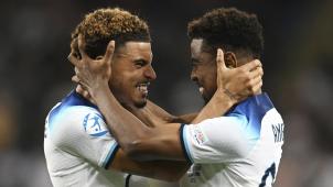 <p>Morgan Gibbs-White (links) von England und Angel Gomes von England feiern den 1:0-Sieg.</p>