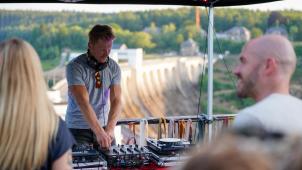 <p>Mit dem Rücken zur Talsperre und den Gästen im Blick lieferten die DJ’s eine tolle Performance.</p>