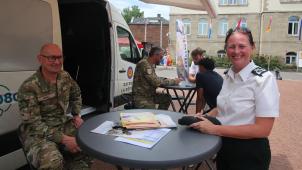 <p>Helene Brose informiert über Karrieremöglichkeiten beim Militär.</p>