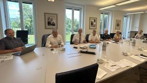 <p>Greffier Stephan Thomas (l.) und Dienstleiterin für Kommunikation, Myriam Pelzer (r.) sowie Gregor Freches (PFF), PDG-Präsident Charles Servaty (SP), José Grommes (ProDG), Alain Mertes (Vivant) und Patricia Creutz-Vilvoye (CSP) (ab 2.v.l.) während des Pressegesprächs am Montag im PDG.</p>