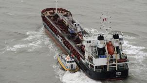 <p>Dieses Luftbild zeigt ein niederländisches Lotsenboot neben einem Frachtschiff, in der Nordsee vor der belgischen Küste.</p>