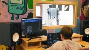 <p>Seit einem Jahr fungiert Noam Medic als Tontechniker im Aufnahmestudio des Eupener Jugendheims X-Dream.</p>