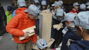 <p>Zur Arbeit der WFG gehören auch Aktionen wie „Holz ohne Grenzen“, die im April 2022 zum zweiten Mal stattfand. Diesmal waren 348 Schüler und 50 ehrenamtliche Helfer dabei. An 14 Stationen haben insgesamt 16 Gruppen unterschiedliche Schwerpunkte des Holzsektors spielerisch kennenlernen dürfen.</p>