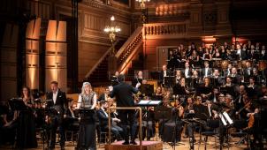 <p>Dirigent Gergely Madaras, die Lütticher Philharmoniker und das Solistenensemble bei der Produktion der Oper „Hulda“ von César Franck, die nach ihrer Uraufführung in der Versenkung verschwunden war.</p>