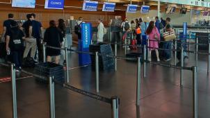 <p>Fluggäste stehen am Samstag am Check-in-Schalter von Ryanair zu Beginn eines Streiks der Piloten der Billigfluggesellschaft am Regionalflughafen Charleroi.</p>