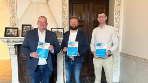 <p>Freddy Genten, Steven Gass und Yorick Pommée (v.l.) stellten am Freitagvormittag das neue Projekt „OBF Next Generation“ vor.</p>