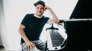 <p>Andy Houscheid erhält bei den Francofolies in Spa Unterstützung durch den großartigen Sänger Didier Maréchal aus Lüttich, der einige von Houscheids Songs auf französisch interpretieren wird.</p>