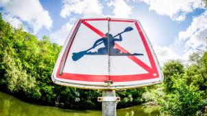 <p>Aufgrund der niedrigenPegelstände ist das Kajakfahren vielerorts verboten.</p>