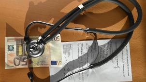 <p>Der föderale Gesundheitsminister Frank Vandenbroucke will die Kosten für den zweiten Krankheitsmonat von Mitarbeitern den Unternehmen übertragen. Gegen diesen Vorstoß zieht die PFF ins Feld.</p>