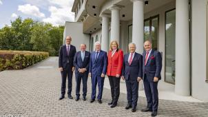 <p>Martin Candinas (Schweizer Nationalrat), Fernand Etgen (Luxemburger Abgeordnetenkammer), Charles Servaty (Parlament der Deutschsprachigen Gemeinschaft), Bärbel Bas (Deutscher Bundestag), Albert Frick (Landtag Liechtenstein), Wolfgang Sobotka (Österreichischer Nationalrat) vor dem DG-Parlament.</p>
