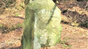 <p>Nicht zu übersehen: Der Adlerstein am Hauseter Landgraben.</p>