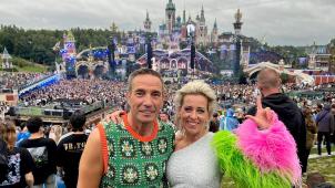 <p>Isabel und Pascal Pfeiffer vor der Mainstage.</p>