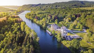 <p>Dieses Motiv dient als Titelbild für „100 Orte in den Ardennen“, das als aktualisierte Neuauflage im Grenz-Echo Verlag (GEV) erschienen ist. Das Bild zeigt das Hotel „Les Sorbiers“ in der Provinz Namur im malerischen Tal der Maas.</p>