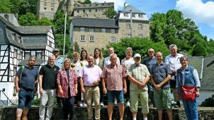 <p>Die Wegepaten am nördlichen Eifelsteig wurden von Bürgermeisterin Jennifer Meuren (3. von links) in Blankenheim begrüßt. Neben Dr. Ralf Nolten, Hauptvorsitzender Eifelverein (4. von links) freuen sich Dr. Petra Holz, stellv. Geschäftsführerin Eifelverein (obere Reihe 2. von links), Wolfgang Reh, Eifel Tourismus GmbH ( 2. von links) und Matthias Irle, zentraler Wegemanager Eifelverein, (2. von rechts) ebenfalls über das gute Ergebnis der erneuten Zertifizierung des Eifelsteigs.</p>