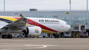 <p>Eine Maschine von Air Belgium am Brüsseler Flughafen</p>