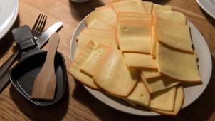 <p>Raclette im Sommer? In Belgien hat der Käse aktuell Hochkonjunktur.</p>