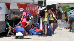 <p>Jamboree-Mitglieder verlassenden Zeltplatz in Buan.</p>