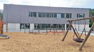 <p>Nach fünf Jahren „Auswärts-Unterricht“ in Aachen ist man zurück in den Preuswald: in das neue Gebäude im Hauseter Weg.</p>