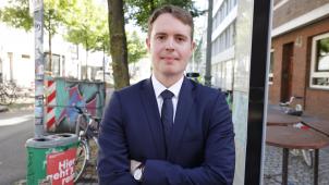 <p>Tim Lisner steht auf der Ratingerstraße in der Düsseldorfer Altstadt.</p>