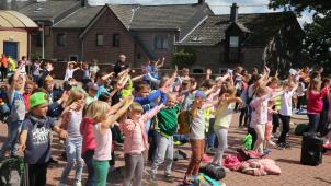 <p>Mit dem Langertanz verabschieden sich die Kinder des Kelmiser Sportlagers von einem erlebnisreichen Tag.</p>