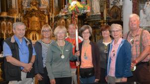 <p>Momentaufnahmen von den Begegnungen unmittelbar vor dem Start der Wallfahrt an der Nikolauskirche, so der kurze, herzliche Austausch unter Musiker(inne)n, das Treffen von pilgernden Medizinern in der Person von Elmar Keutgen und Hubert Chantraine und das Stelldichein des Orga-Teams mit Jubilarin Waltraud Elsen (vorne, links neben dem Kreuz).</p>
