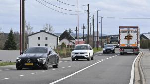 <p>Die Nationalstraße 62, hier bei Grüfflingen, bildet die Hauptverkehrsachse für die meisten Pendler aus der DG nach Luxemburg.</p>