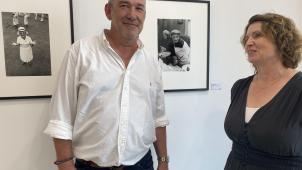 <p>Galerist Michael Bohn zusammen mit Cordula Lebeck, der Frau des 2014 verstorbenen Fotografen</p>