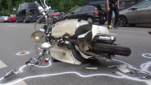 <p>Die Rollerfahrerin stürzte schwer.</p>